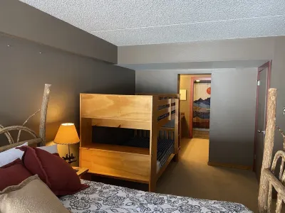 Big 2Bd/2ba 5 Beds, Free Parking, Close to Ski Lift, New to Vrbo, 4.8 Rating Hotels in Lakeside Village