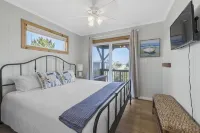 Wave Watcher - Amazing Ocean and Sound Views - One minute walk to the beach!