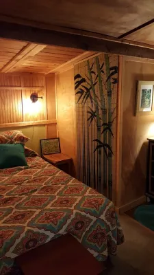 Sweet Suite 3 Minutes to  Dupont State Forest!  Take a Hike or Bring Your Bike!