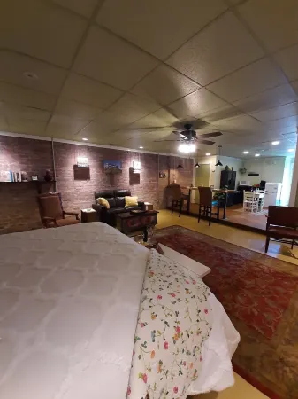 Downtown studio apartment walking distance to restaurants and shops Отели в г. Гэп Сивил