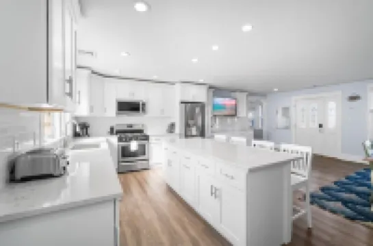 HEATED IN-GROUND POOL, 7 LARGE BEDROOMS, WALK TO BEACH, 5 MILES TO AC