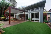 Sunny and modern villa located 5 mins walk from Avalon Beach!