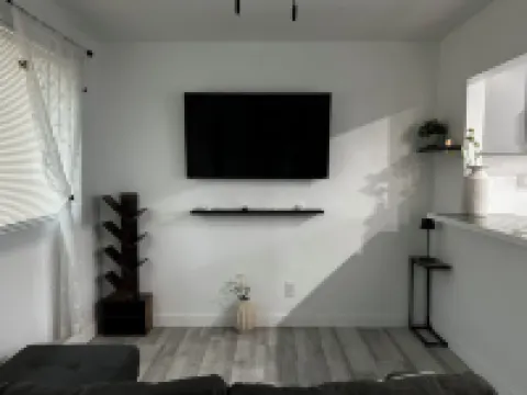 Cozy Home Centrally Located Near Beach Cities & Airport. 派拉蒙酒店