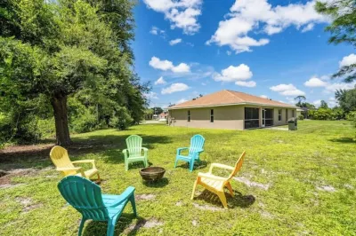 5 O'clock Somewhere Hotel dekat Warm Mineral Springs Park