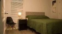 Contemporary Apartment! -near 10th- - Apartments