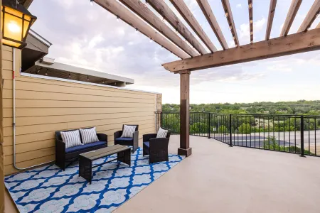 A Unique Experience With Private Elevator, Rooftop Terrace, San Gabriel Views! Отели в г. Джорджтаун