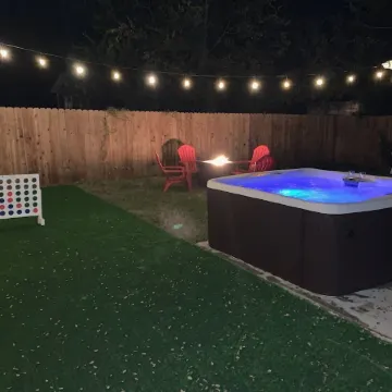 The Bluebird- Bungalow w Spa & Outdoor Living