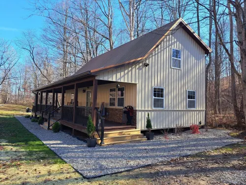 Private pond, fishing, on-site hiking, hot tub and only 15 minutes to Ash Cave! - 4-Star