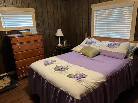 Cabin with Hot tub. Close to Higgins Lake