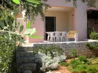 Beautiful apartment near the sea with garden and terrace with views.