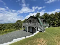 Escape to the Clouds: The Berry Barn Awaits You! Hotels in Pine Swamp