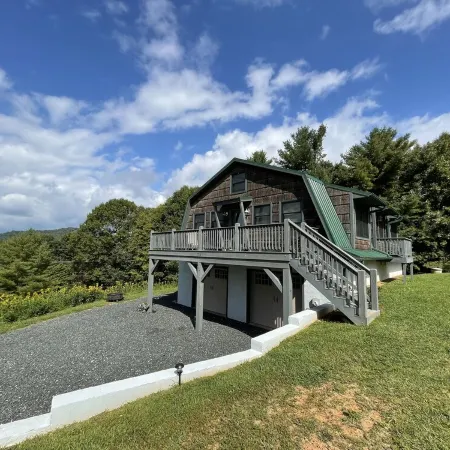 Escape to the Clouds: The Berry Barn Awaits You!
