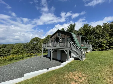 Escape to the Clouds: The Berry Barn Awaits You! Отели в г. Пайн Суомп