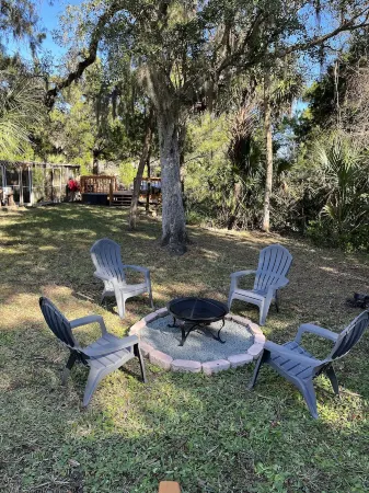 The Banyon House Отели рядом с достопримечательностью «Get Up and Go Kayaking - The Chaz»