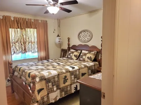 Rich Mountain Home Away - Fire Pit and Charcoal grill, Enjoy a cook out. Отели в г. Logan County