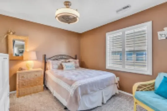 Private Seaside Cottage. Pool Access, Balcony, Outdoor Bar, Short Walk To Beach!