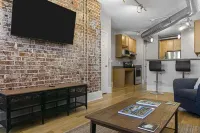 Gorgeous 2BR downtown condo near EVERYTHING!