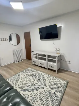 Falcon’s Corner Retreat; cozy ground floor apt