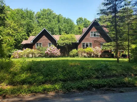 Waterfront Home in the Poconos,  Dog Friendly Отели в г. Парадайс Тауншип