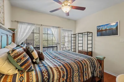 Elegant, Quiet, and Beautiful Rustic Home Blocks from UT and Downtown