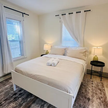 Modern 2BR near subway & parking available