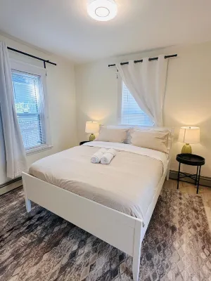 Modern 2BR near subway & parking available Sylvester Baxter Riverfront Park附近的飯店