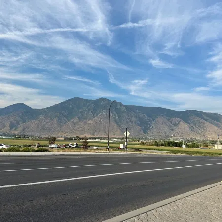 Spacious fully loaded 4-bedroom townhome sleeps 12 freeway access next to BYU