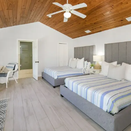 Waterfront, 100ft Dock, Kayaks, Bikes, Pool, Hot Tub, Basketball & Pickleball