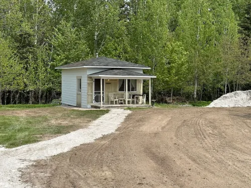 Cozy Place w/Rustic Bunk house ORV Trail at end of driveway Sleeps 8-10 Hotels in Hulbert Township