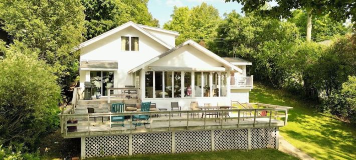 Seven Oaks — Lakefront Cottage on Owasco Lake — Large Beach with Stunning Views Hotels in Cayuga County