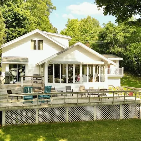 Seven Oaks — Lakefront Cottage on Owasco Lake — Large Beach with Stunning Views