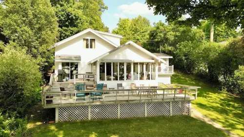 Seven Oaks — Lakefront Cottage on Owasco Lake — Large Beach with Stunning Views