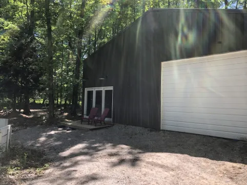 Hockey Room - Sleeps 7, Two TVs & Wooded Trails