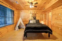 Peaceful Blue Ridge Mtn Cabin-Gated, WiFi, Hot Tub, Fire Pit, Game Room