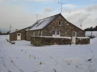 Cottage sleeping up to 6 in 3 bedrooms, peaceful. 1 mile to Newport Town Centre
