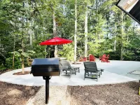 NEW LOG HOME in Hendersonville with fireplace, fire pit and Hot Tub Hotels in Edneyville