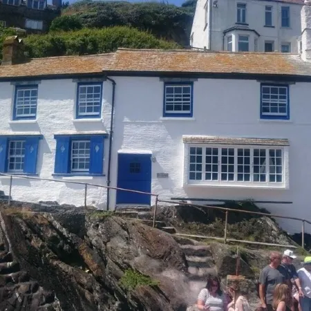 Stunning house right by the sea, spectacular far reaching sea views in Polperro