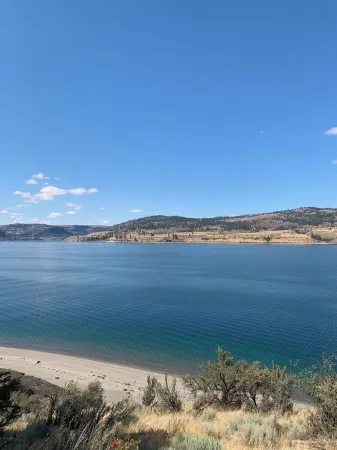 Lake Front with boat parking and easy access to the beach and marina