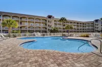 Walk to Beach. Pool, Hot Tub, Balcony, NEWER Furniture