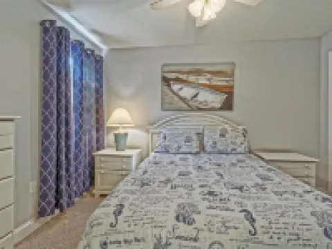 Bright and Airy Condo.  One block to the Beach.  Great location. 海島城酒店