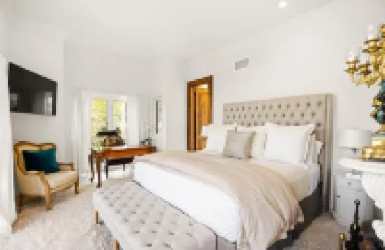 Exquisite pet friendly home, 5 blks from Gondola with stunning views!!