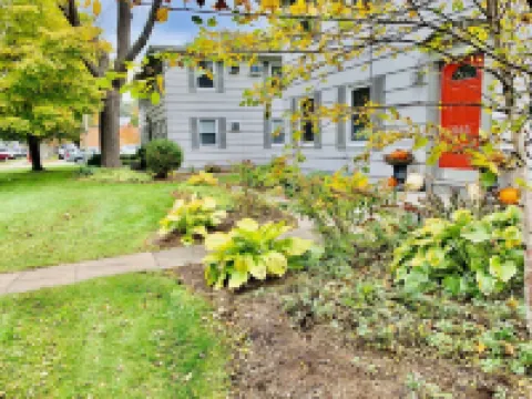 COZY BEACH Nesting in the ♥️ of DOWNTOWN with SEASONAL POOL&HOT TUB ACCESS