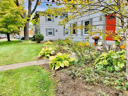 COZY BEACH Nesting in the ♥️ of DOWNTOWN with SEASONAL POOL&HOT TUB ACCESS