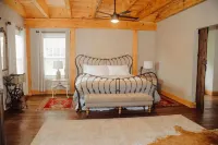 Serene Farmhouse in Dahlonega on 5 acres W/Historic Indian Cabin & Creek.
