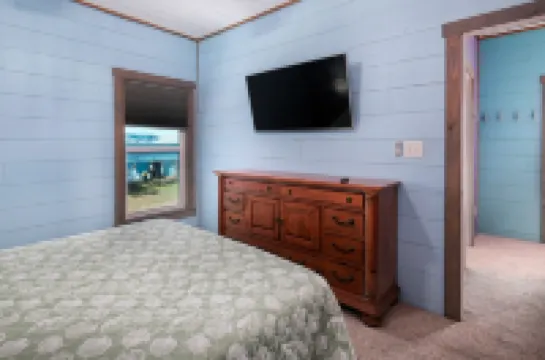 Bayfront Vacation! Enjoy amazing sunsets, wildlife viewing, and fishing.