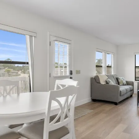 Beautiful Bright Condo Minutes to the Beach