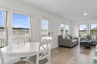 Beautiful Bright Condo Minutes to the Beach