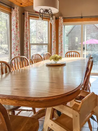 Fantastic location! Hot Tub, AC, SHARC passes, bikes and a great deck!