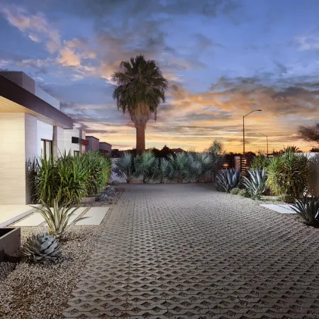 Central Tucson Luxury - Minutes from U of A - Saltwater Pool - Sleeps 10