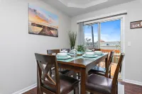 ⭐️ Luxe Paradise ⭐️  3 King Beds ✅  Fast Wifi ✅  Free Parking Hotels in Raymore